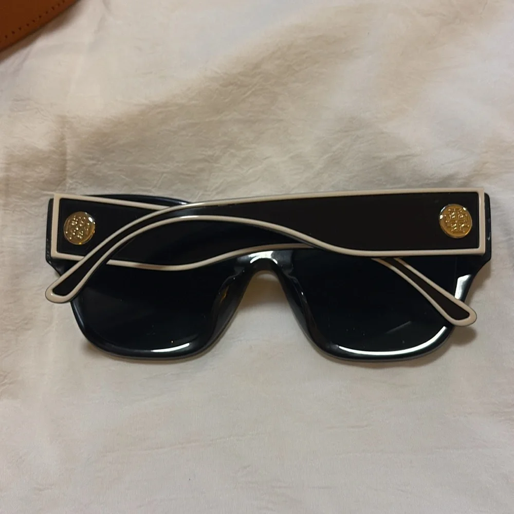 Tory Burch TY7184U ivory rimmed black sunglasses brand new never worn with case